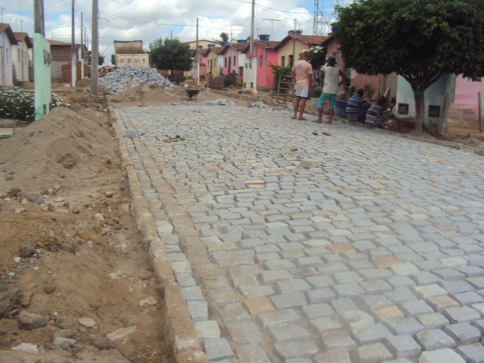 Prefeitura de Caldas Brandão começa obra de calçamento na rua do conjunto novo