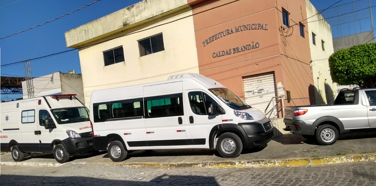 Em Caldas Brandão/PB: Gestão de Neuma Rolim adquire mais três veículos para servirem à população; Confira a foto!