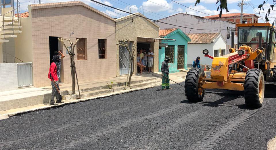 Obras não param: Gestão de Neuma Rolim está asfaltando ruas em Cajá e em breve será em Caldas Brandão/PB; veja fotos!