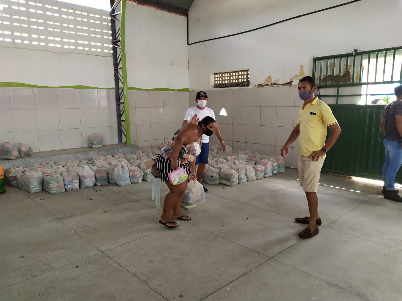 Prefeitura Municipal de Caldas Brandão/PB, substitui peixe da Semana Santa e entrega Cestas básicas a população, Confira!