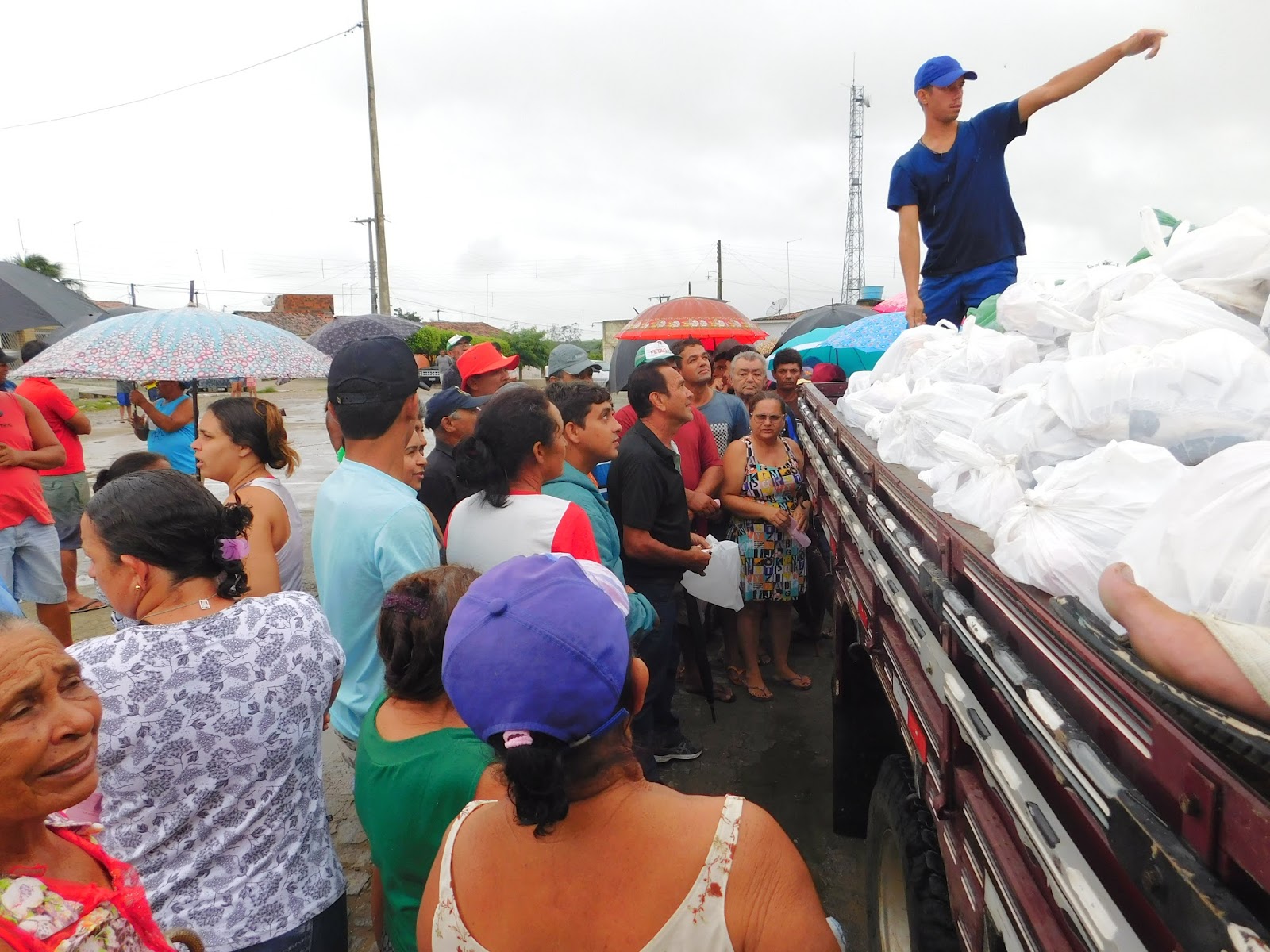 Caldas Brandão/PB: Prefeita Neuma Rolim dá exemplo à região e distribui 14 toneladas em peixes, alimentos e mais 2.500 cocos à população