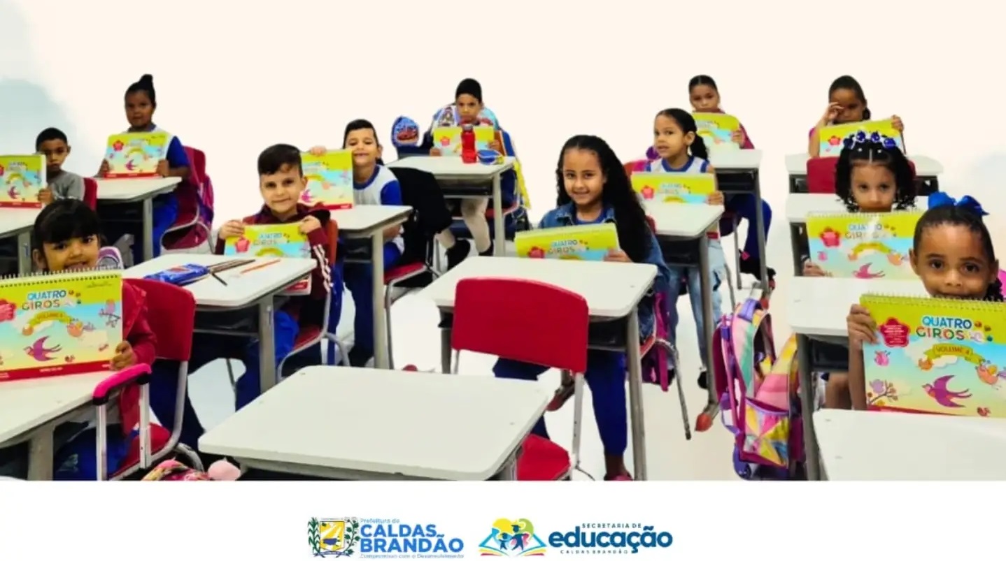 PREFEITURA DE CALDAS BRANDÃO AMPLIA INVESTIMENTOS NA EDUCAÇÃO COM ENTREGA DE MATERIAL DIDÁTICO COMPLEMENTAR